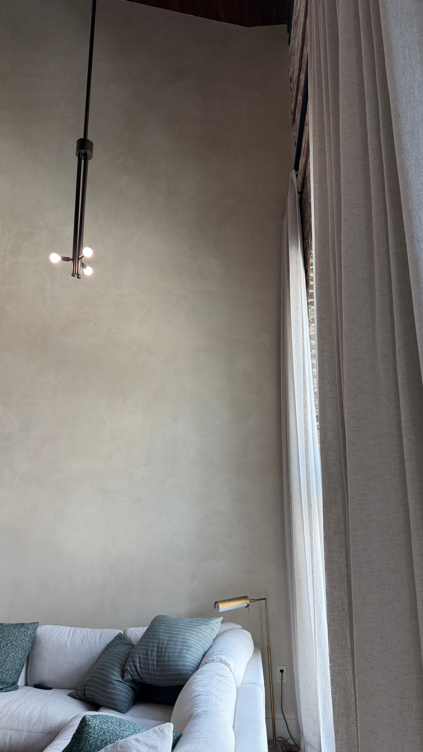 Venetian Plaster Stucco Charleston Downtown King St. Interior (Color: Schoolhouse White)